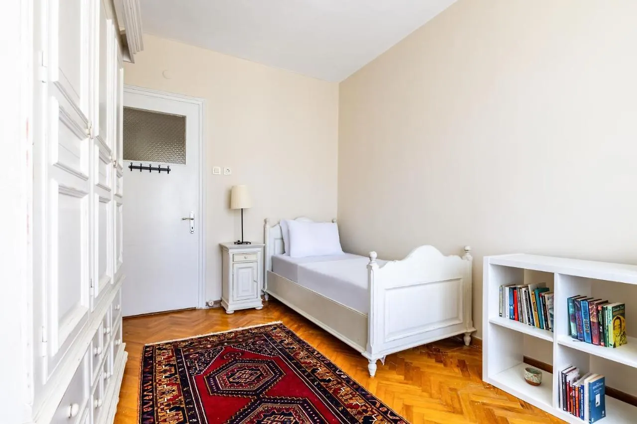 Spacious Flat W Balcony 3 Min To Kadikoy Square Stambuł