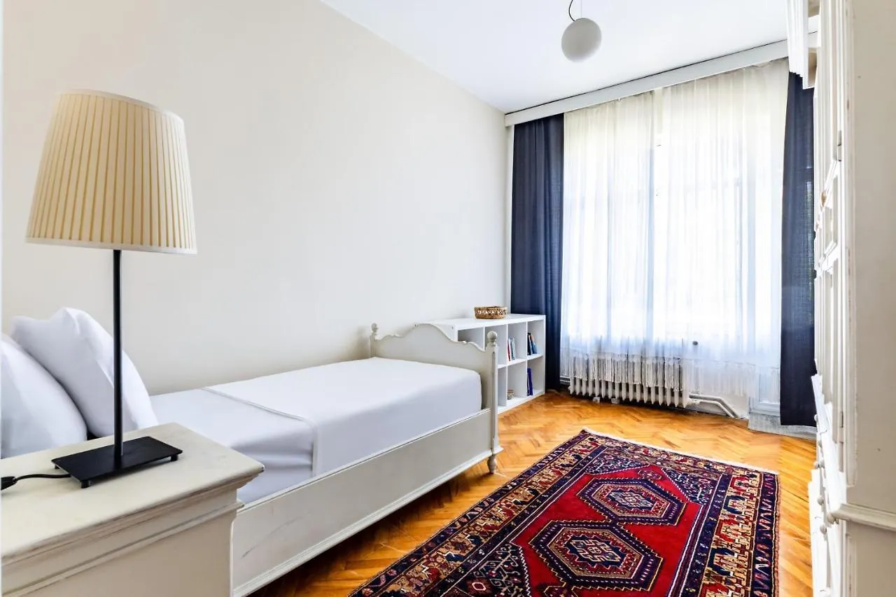 Spacious Flat W Balcony 3 Min To Kadikoy Square Stambuł Apartament