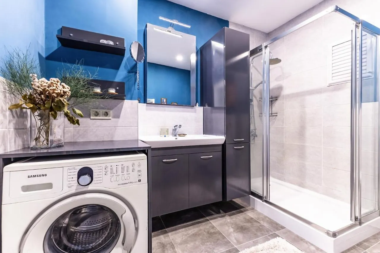 Spacious Flat W Balcony 3 Min To Kadikoy Square Stambuł